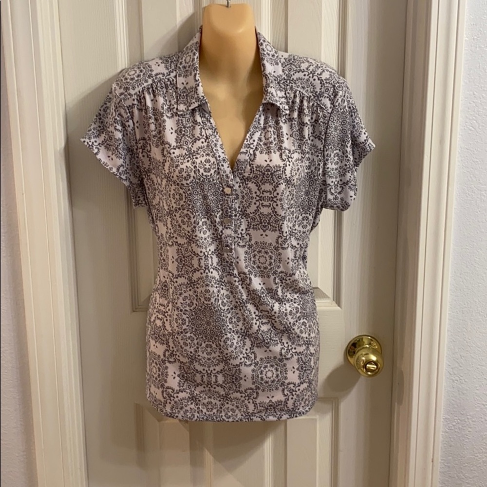 Croft & Barrow PXL top gray and white w/snaps